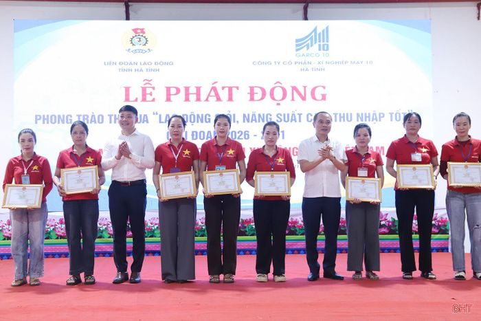Xí nghiệp May 10 Hà Tĩnh tặng giấy khen cho 8 cá nhân có thành tích tốt trong phong trào “Lao động giỏi, lao động sáng tạo”.