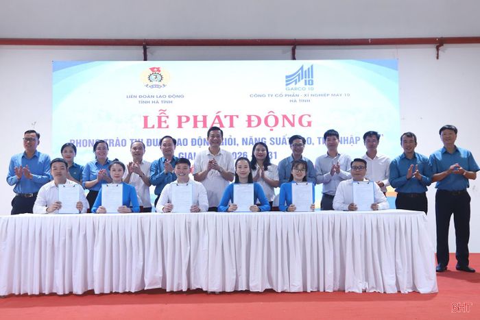 Xí nghiệp May 10 Hà Tĩnh tổ chức ký kết giao ước thi đua giữa các bộ phận sản xuất.