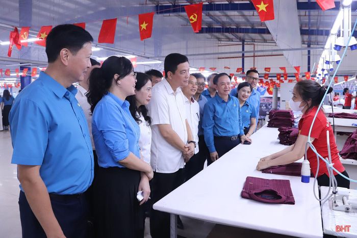 Đồng chí Nguyễn Thành Đồng - Chủ tịch Ủy ban MTTQ tỉnh cùng các đại biểu tham quan khu vực sản xuất và động viên công nhân tích cực hưởng ứng phong trào thi đua.