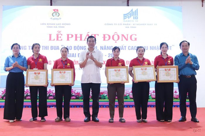 Dịp này, LĐLĐ tỉnh tặng bằng khen cho 5 cá nhân.