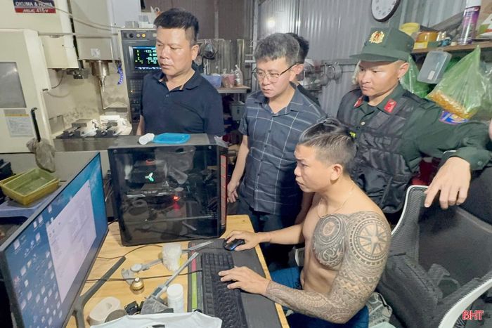 Đối tượng Vũ Mạnh Quyết (trú TP Đồng Nai) đã thuê mặt bằng, đầu tư hệ thống máy phay CNC, máy tiện CNC để tổ chức sản xuất các bộ phận, linh kiện cấu thành súng hơi nén PCP.