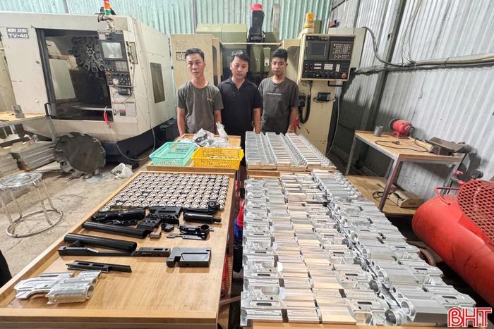 Từ trái qua phải: các đối tượng Nguyễn Công Danh, Nguyễn Công Quý (chủ xưởng cơ khí), Trương Anh Tài và số lượng thân súng thu giữ tại xưởng cơ khí.