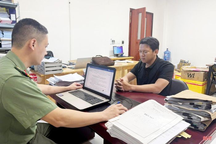 Trần Hữu Tráng tại cơ quan công an.