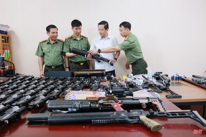 Thượng tá Nguyễn Quốc Hùng (áo trắng) - Phó Giám đốc Công an tỉnh kiểm tra tang vật bị thu giữ.