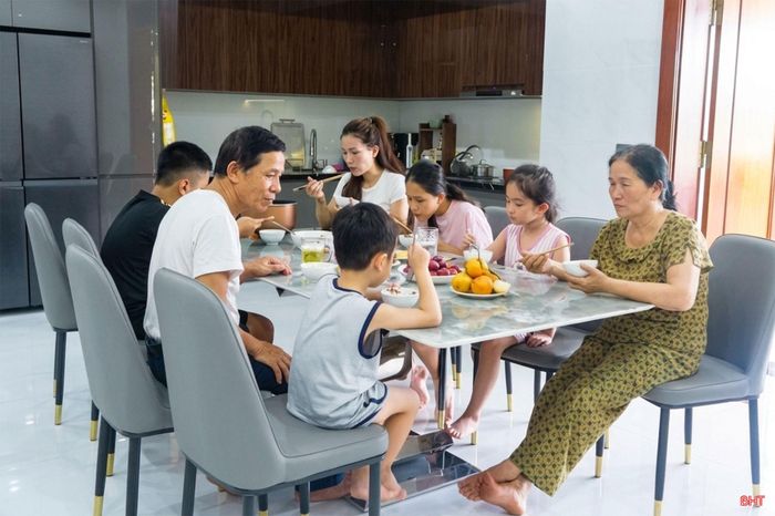 Các thành viên gia đình bà Lê Thị Thanh Hương (phường Trần Phú) thực hiện một cảnh quay video "Gia đình 3 sạch".