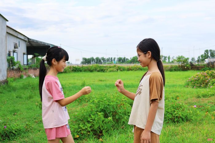 Những chuyến "du lịch" về quê mang đến nhiều trải nghiệm thú vị cho trẻ.