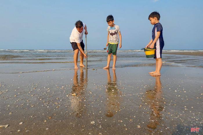 Các em nhỏ hào hứng mỗi lần về quê được người lớn đưa đi bắt cua, bắt ốc...