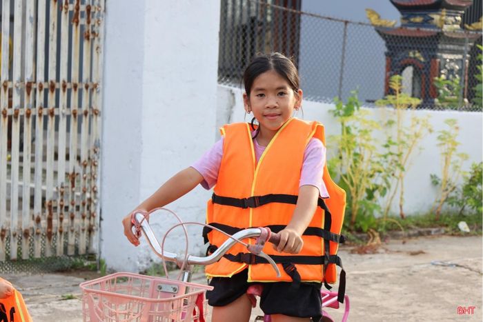  Các hoạt động như: chơi trò chơi, chăm sóc vườn rau, bơi lội ở nơi an toàn... giúp em Nguyễn Khả Hân có nhiều trải nghiệm mới. 