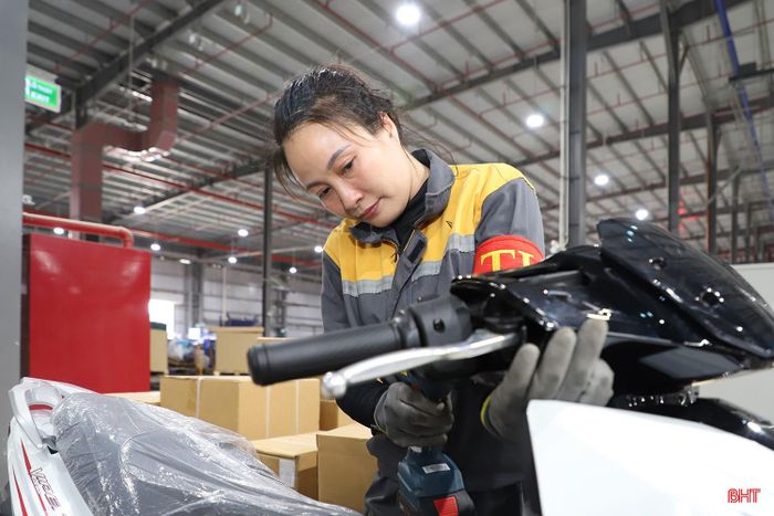 Chị Nguyễn Thị Lãm (xã Cẩm Trung) phấn khởi khi được làm việc tại Nhà máy Sản xuất xe máy điện VinFast Hà Tĩnh.