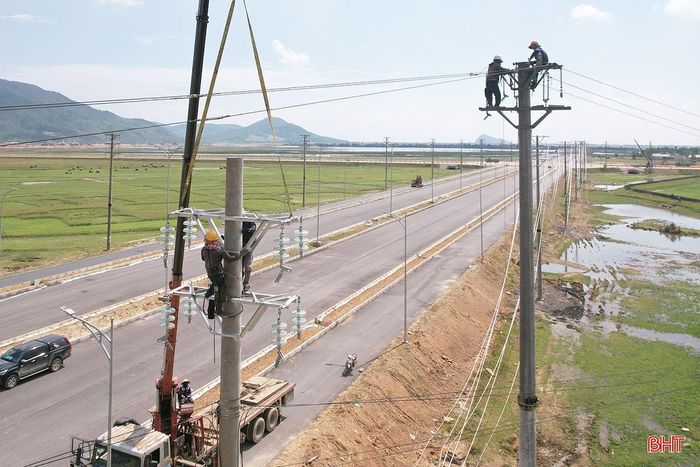 Công ty Điện lực Hà Tĩnh triển khai dự án cấp điện phục vụ Nhà máy Sản xuất ô tô điện VinFast Hà Tĩnh.