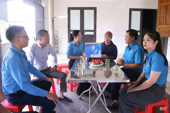  Hà Tĩnh được phân bổ 148 suất quà với tổng trị giá 205 triệu đồng (mức hỗ trợ đoàn viên bị bệnh hiểm nghèo, hoàn cảnh khó khăn 2 triệu đồng/người; đoàn viên bị bệnh nghề nghiệp, tai nạn lao động 1 triệu đồng/người). Trong ảnh: Đại diện LĐLĐ tỉnh trao quà động viên chị Nguyễn Thị Duyên (trú phường Sông Trí) - đoàn viên Công ty CP Môi trường đô thị Kỳ Anh. 