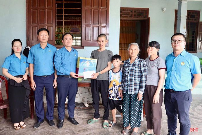 Tại xã Hòa Trạch, tỉnh Quảng Trị, đoàn công tác đã đến thăm hỏi, trao quà cho anh Đàm Văn Hiển và anh Tưởng Như Vũ - đoàn viên Công ty TNHH Gang thép Hưng Nghiệp Formosa Hà Tĩnh, đang mắc bệnh hiểm nghèo, hoàn cảnh gia đình khó khăn.