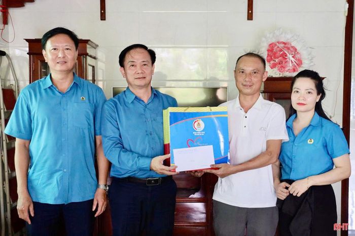 Phó Chủ tịch LĐLĐ tỉnh Ngô Đình Vân tặng quà cho anh Lê Văn Đức (trú thôn Thành Mỹ, xã Cẩm Xuyên) - đoàn viên Công ty CP Đầu tư khai thác Khải Hoàng.