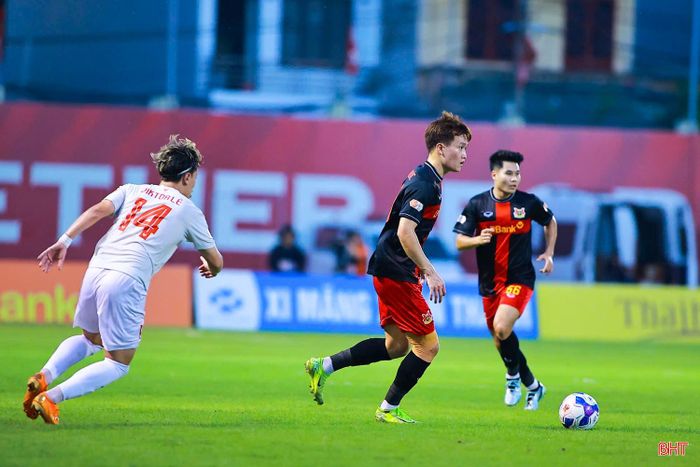 Ninh Bình FC "lột xác" ở hiệp 2 để đánh bại đối thủ với tỷ số 3-0.