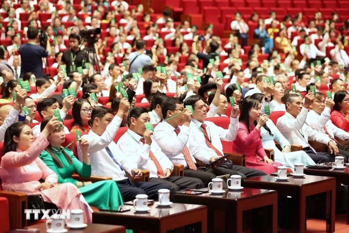 Các đại biểu biểu quyết thông qua Chương trình Đại hội. (Ảnh: Hoàng Hiếu/TTXVN)