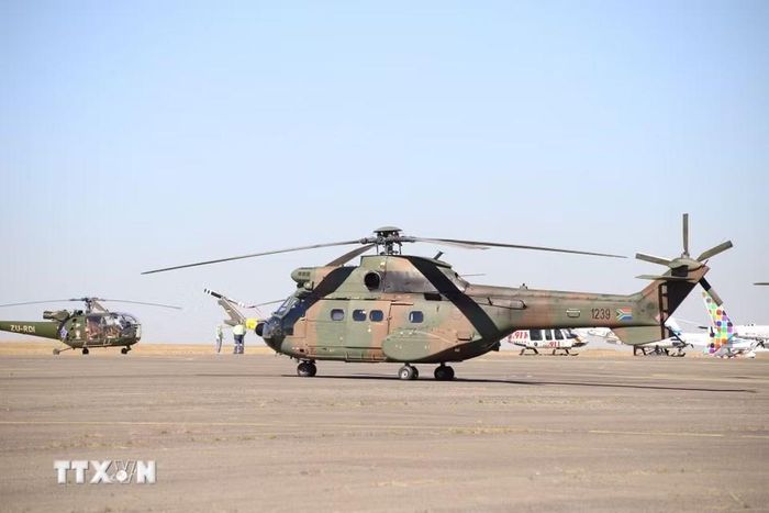 Bộ đôi trực thăng biểu tượng Oryx và Alouette III xuất hiện trên đường băng căn cứ Swartkop, sẵn sàng cho các bài bay biểu diễn kỹ thuật và trưng bày tại sự kiện. (Ảnh: Hồng Minh/TTXVN)