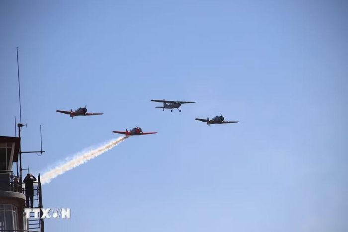 Đội hình kết hợp máy bay bao gồm các dòng North American Harvard huyền thoại và các phi cơ hạng nhẹ - thực hiện màn bay trình diễn đồng bộ trên bầu trời căn cứ không quân Swartkop. (Ảnh: Hồng Minh/TTXVN)