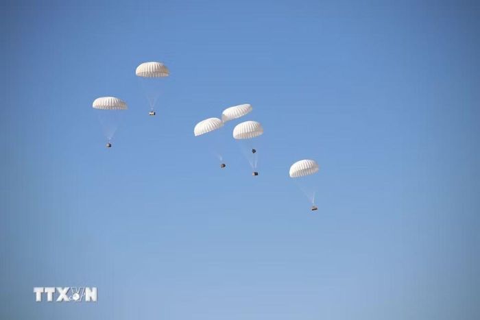 Màn trình diễn thả hàng tiếp tế bằng dù thể hiện khả năng tác chiến và hậu cần đường không của Không quân Nam Phi. (Ảnh: Hồng Minh/TTXVN)