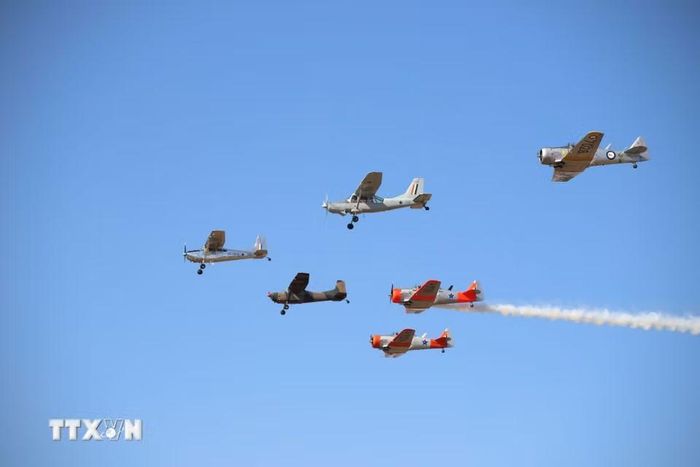 Đội hình kết hợp máy bay bao gồm các dòng North American Harvard huyền thoại và các phi cơ hạng nhẹ - thực hiện màn bay trình diễn đồng bộ trên bầu trời căn cứ không quân Swartkop. (Ảnh: Hồng Minh/TTXVN)