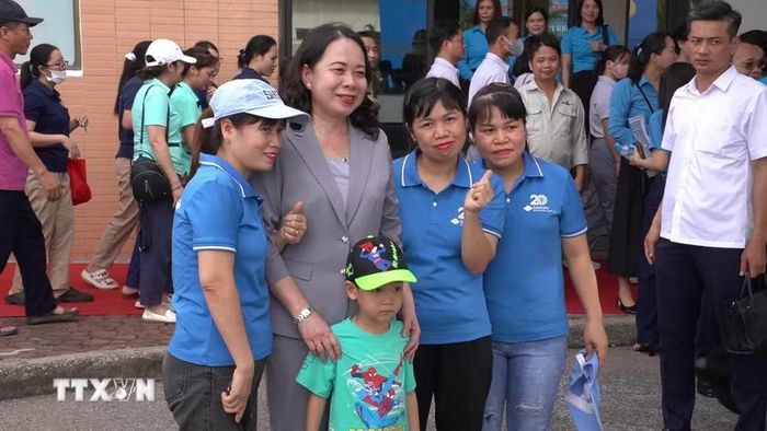 Phó Chủ tịch nước Võ Thị Ánh Xuân chụp hình lưu niệm cùng công nhân Khu công nghiệp Thăng Long. (Ảnh: Hùng Mạnh/TTXVN)