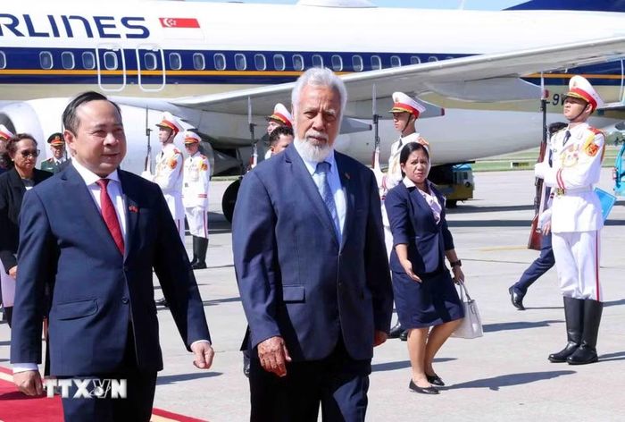 Thủ tướng Timor Leste Kay Rala Xanana Gusmão đến sân bay quốc tế Nội Bài (Hà Nội), bắt đầu thăm chính thức Việt Nam và tham dự Diễn đàn Tương lai ASEAN lần thứ ba. (Ảnh: Phạm Kiên/TTXVN)