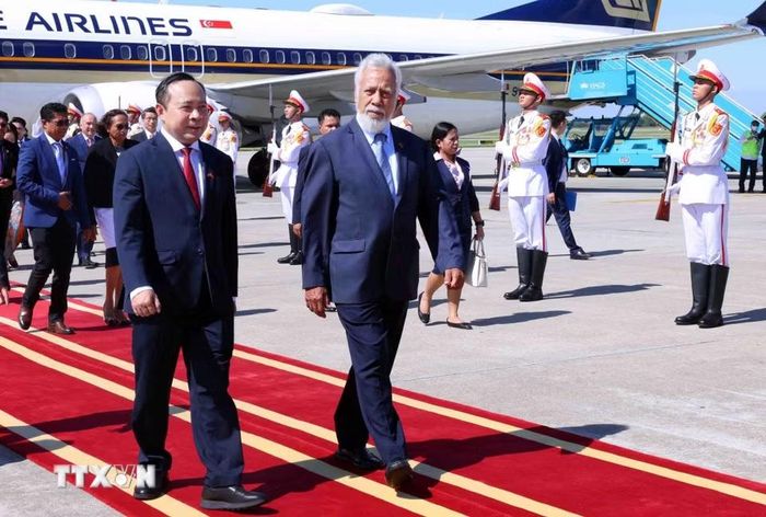 Thủ tướng Timor Leste Kay Rala Xanana Gusmão đến sân bay quốc tế Nội Bài (Hà Nội), bắt đầu thăm chính thức Việt Nam và tham dự Diễn đàn Tương lai ASEAN lần thứ ba. (Ảnh: Phạm Kiên/TTXVN)