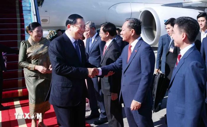 Thủ tướng Lào Sonexay Siphandone và Phu nhân đến Hà Nội, bắt đầu thăm chính thức Việt Nam và tham dự Diễn đàn Tương lai ASEAN lần thứ ba. (Ảnh: Phạm Kiên/TTXVN)