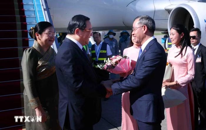 Bộ trưởng Bộ Tài chính Ngô Văn Tuấn đón Thủ tướng Lào Sonexay Siphandone và Phu nhân tại Sân bay quốc tế Nội Bài. (Ảnh: Phạm Kiên/TTXVN)