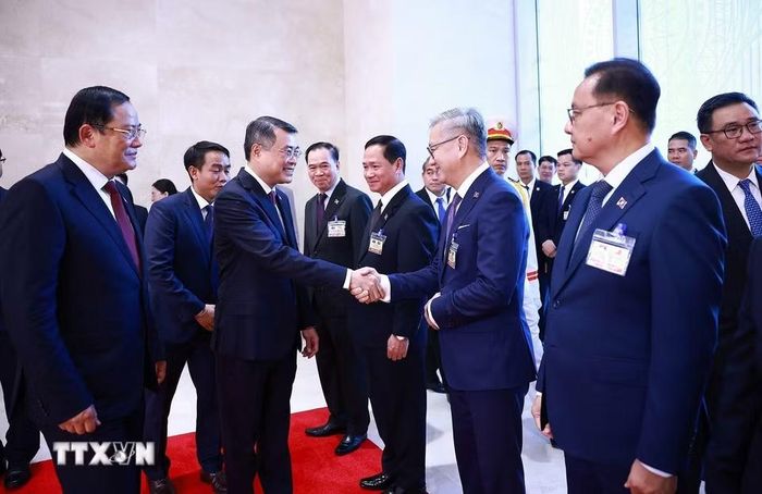 Thủ tướng Lào Sonexay Siphandone giới thiệu với Thủ tướng Lê Minh Hưng thành viên đoàn Lào sang thăm chính thức Việt Nam và tham dự Diễn đàn Tương lai ASEAN lần thứ ba. (Ảnh: Dương Giang/TTXVN)