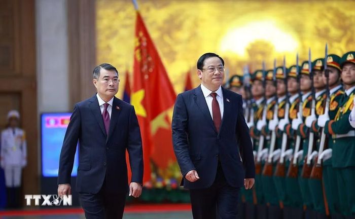 Thủ tướng Lê Minh Hưng và Thủ tướng Lào Sonexay Siphandone duyệt Đội danh dự Quân đội nhân dân Việt Nam. (Ảnh: Dương Giang/TTXVN)