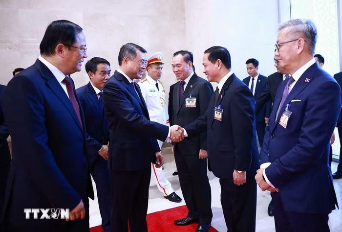 Thủ tướng Lào Sonexay Siphandone giới thiệu với Thủ tướng Lê Minh Hưng thành viên đoàn Lào sang thăm chính thức Việt Nam và tham dự Diễn đàn Tương lai ASEAN lần thứ ba. (Ảnh: Dương Giang/TTXVN)