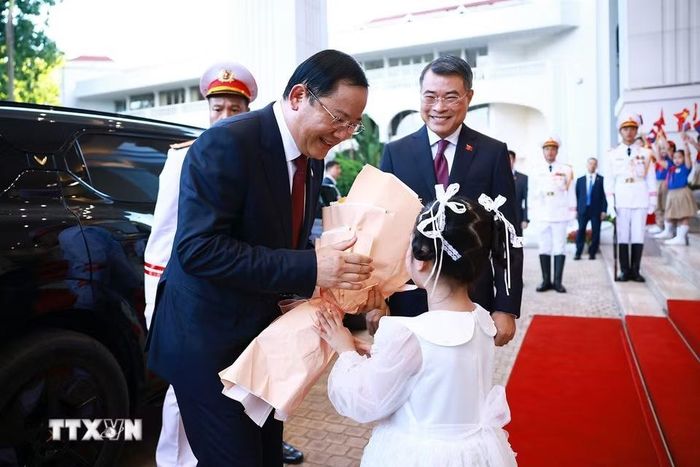 Thiếu nhi Thủ đô tặng hoa chào mừng Thủ tướng Lào Sonexay Siphandone thăm chính thức Việt Nam và tham dự Diễn đàn Tương lai ASEAN lần thứ ba. (Ảnh: Dương Giang/TTXVN)