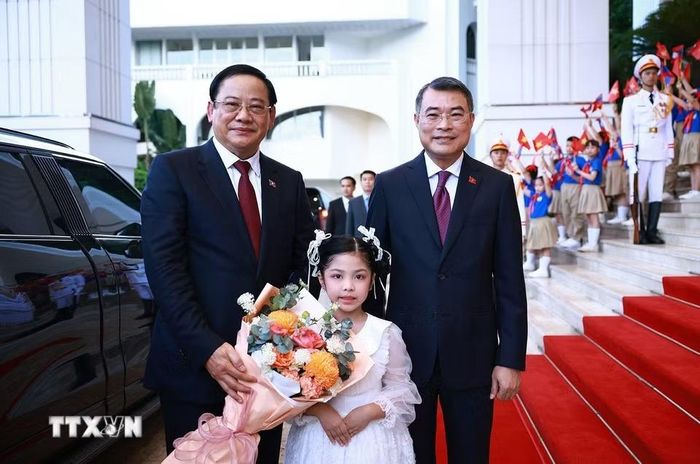 Thiếu nhi Thủ đô tặng hoa chào mừng Thủ tướng Lào Sonexay Siphandone thăm chính thức Việt Nam và tham dự Diễn đàn Tương lai ASEAN lần thứ ba. (Ảnh: Dương Giang/TTXVN)