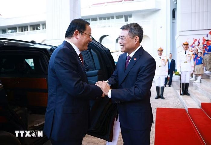 Thủ tướng Lê Minh Hưng đón Thủ tướng Lào Sonexay Siphandone thăm chính thức Việt Nam và tham dự Diễn đàn Tương lai ASEAN lần thứ ba. (Ảnh: Dương Giang/TTXVN)