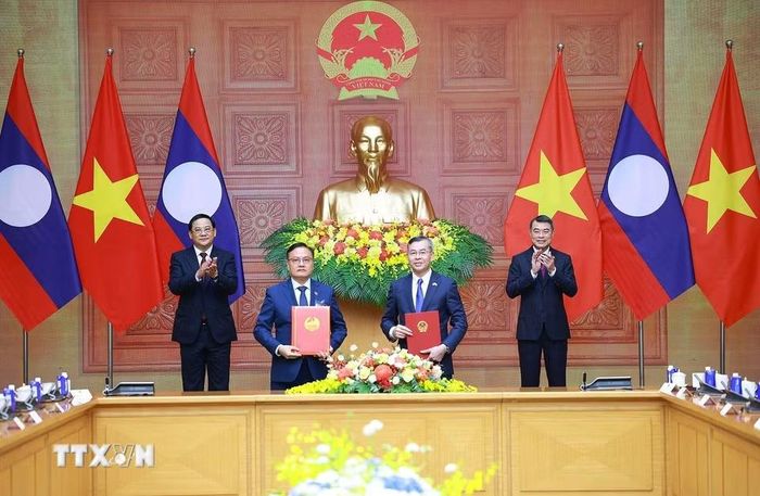 Thủ tướng Lê Minh Hưng và Thủ tướng Lào Sonexay Siphandone chứng kiến trao Thỏa thuận hợp tác giữa Bộ Tài chính Việt Nam và Bộ Tài chính Lào giai đoạn 2026-2030. (Ảnh: Dương Giang/TTXVN)