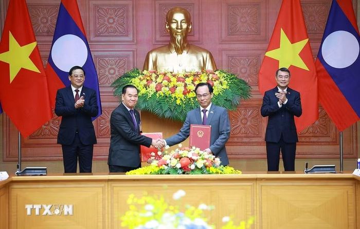 Thủ tướng Lê Minh Hưng và Thủ tướng Lào Sonexay Siphandone chứng kiến trao Bản ghi nhớ giữa Bộ Giáo dục và Đào tạo và Bộ Giáo dục và Thể thao Lào về việc hợp tác triển khai dạy tiếng Lào tại Việt Nam, tăng cường dạy tiếng Việt tại Lào và đưa học sinh Lào sang học tại các trường phổ thông nội trú tại Việt Nam. (Ảnh: Dương Giang/TTXVN)