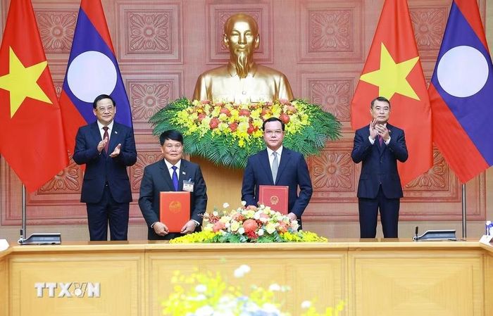 Thủ tướng Lê Minh Hưng và Thủ tướng Lào Sonexay Siphandone chứng kiến trao Thỏa thuận giữa Bộ Dân tộc và Tôn giáo và Văn phòng Thủ tướng Chính phủ Lào về lĩnh vực dân tộc và tôn giáo giai đoạn 2026-2035. (Ảnh: Dương Giang/TTXVN)