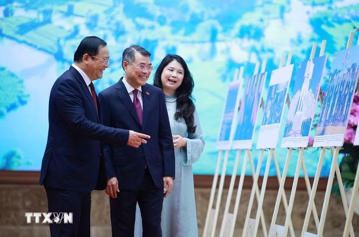 Thủ tướng Lê Minh Hưng và Thủ tướng Lào Sonexay Siphandone tham quan trưng bày ảnh về quan hệ hợp tác giữa hai nước, do Thông tấn xã Việt Nam thực hiện. (Ảnh: Dương Giang/TTXVN)