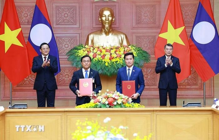 Thủ tướng Lê Minh Hưng và Thủ tướng Lào Sonexay Siphandone chứng kiến trao Bản ghi nhớ giữa Chính phủ Việt Nam và Chính phủ Lào về chiến lược hợp tác trong lĩnh vực giao thông vận tải giai đoạn 2026-2035. (Ảnh: Dương Giang/TTXVN)