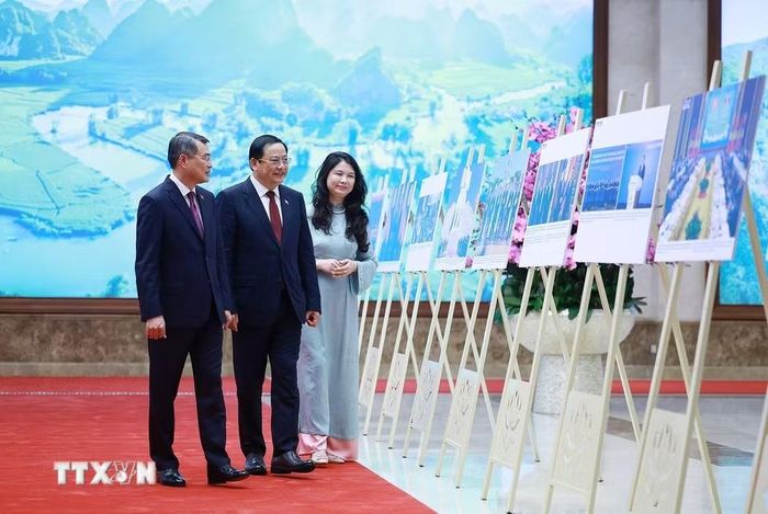 Thủ tướng Lê Minh Hưng và Thủ tướng Lào Sonexay Siphandone tham quan trưng bày ảnh về quan hệ hợp tác giữa hai nước, do Thông tấn xã Việt Nam thực hiện. (Ảnh: Dương Giang/TTXVN)
