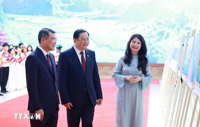 Thủ tướng Lê Minh Hưng và Thủ tướng Lào Sonexay Siphandone tham quan trưng bày ảnh về quan hệ hợp tác giữa hai nước, do Thông tấn xã Việt Nam thực hiện. (Ảnh: Dương Giang/TTXVN)