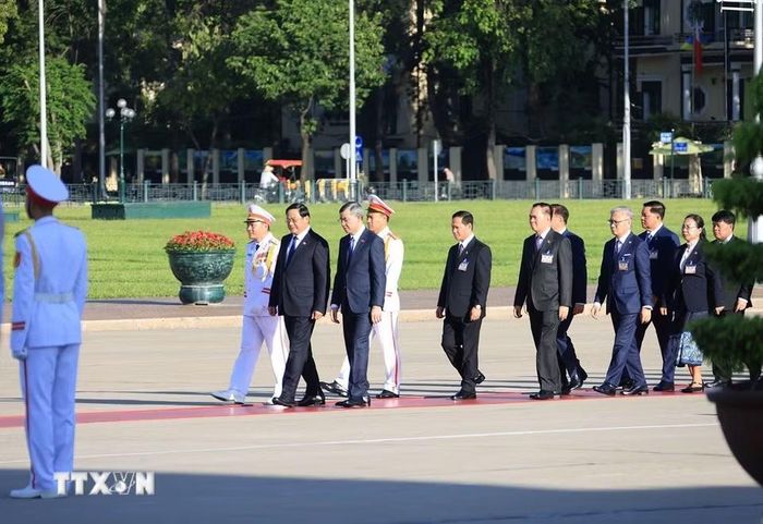 Thủ tướng Lào Sonexay Siphandone đến đặt vòng hoa và vào Lăng viếng Chủ tịch Hồ Chí Minh. (Ảnh: Tuấn Anh/TTXVN)