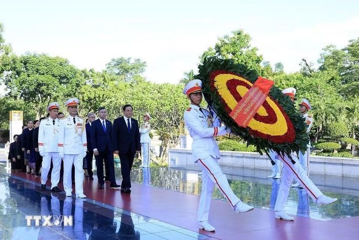Thủ tướng Lào Sonexay Siphandone đặt vòng hoa tại Đài tưởng niệm các Anh hùng liệt sỹ trên đường Bắc Sơn. (Ảnh: Tuấn Anh/TTXVN)