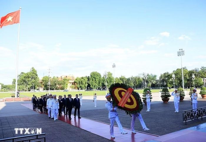 Thủ tướng Lào Sonexay Siphandone đến đặt vòng hoa và vào Lăng viếng Chủ tịch Hồ Chí Minh. (Ảnh: Tuấn Anh/TTXVN)
