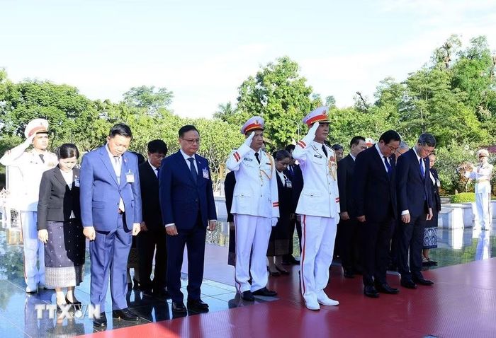 Thủ tướng Lào Sonexay Siphandone và các đại biểu tại Đài tưởng niệm các Anh hùng liệt sỹ trên đường Bắc Sơn. (Ảnh: Tuấn Anh/TTXVN)