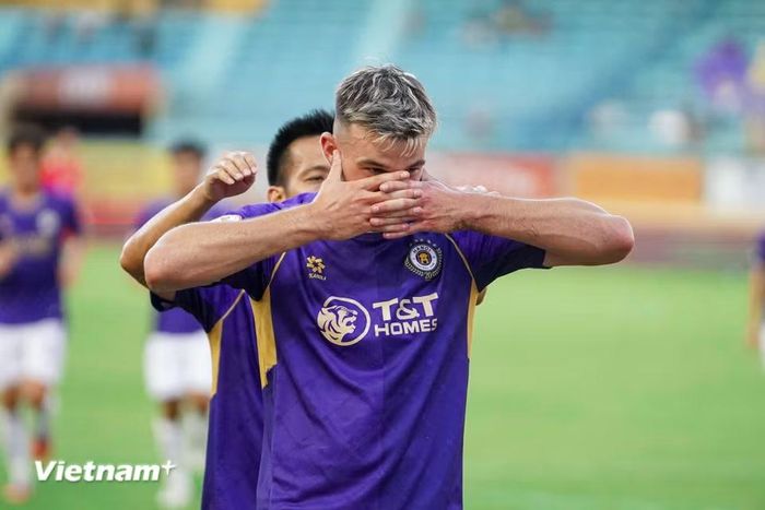 Ngay ở phút thứ 13, đại diện Thủ đô đã mở tỷ số với pha lập công của tiền đạo David Fisher. (Ảnh: Việt Anh/Vietnam+)