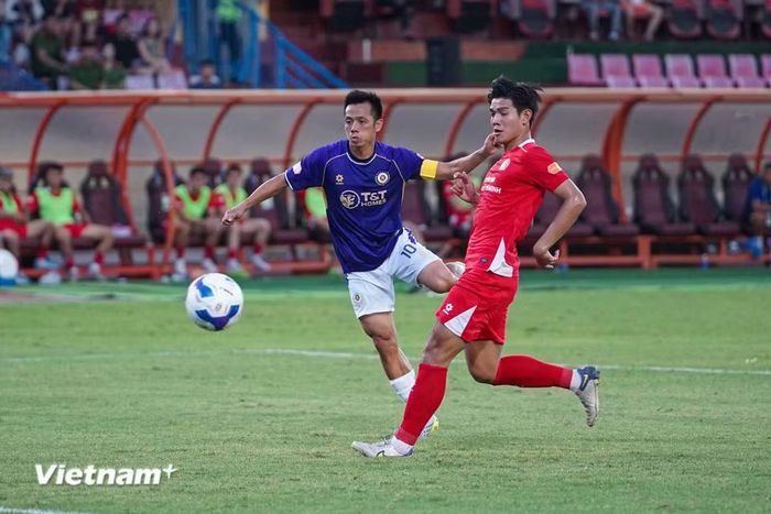 Hà Nội FC tiếp tục dồn ép đối thủ với pha dứt điểm của đội trưởng Văn Quyết. (Ảnh: Việt Anh/Vietnam+)