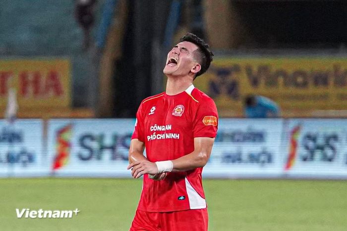 Dù ghi bàn nhưng Tiến Linh vẫn không hài lòng khi chân sút mang áo số 22 đã bỏ lỡ nhiều cơ hội khiến Công an Thành phố Hồ Chí Minh chỉ có kết quả hòa 1-1. (Ảnh: Việt Anh/Vietnam+)