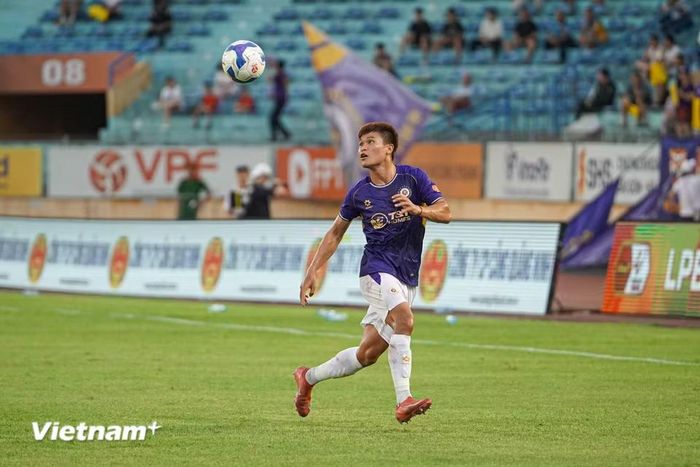 Tiền đạo Tuấn Hải được xếp đá chính thay Đỗ Hoàng Hên nhưng không tạo được đột biến ở hành lang cánh trái. (Ảnh: Việt Anh/Vietnam+)