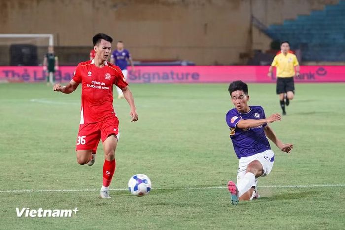 Đội khách có cơ hội phản công nhưng các hậu vệ của Hà Nội FC vẫn duy trì sự tập trung cho đến hết trận đấu. (Ảnh: Việt Anh/Vietnam+)
